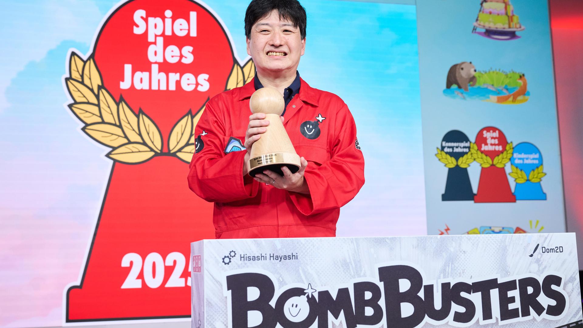 Der Designer des Spieles Bomb Busters, Hisashi Hayashi, hält den Hauptpreis bei der Verleihung "Spiel des Jahres" in der Hand.