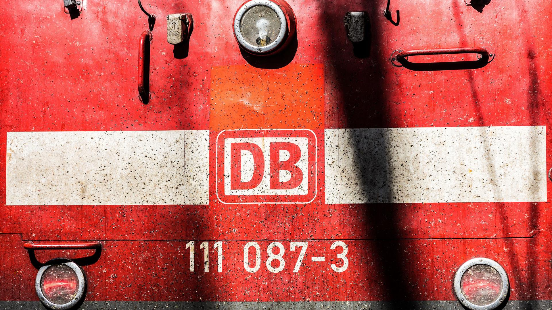 Eine Lok der Deutschen Bahn in Nahaufnahme.