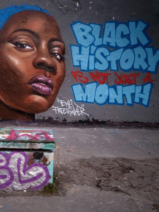 Auf einem Graffito im Berliner Mauerpark ist der Kopf einer schwarzen Frau und der Schriftzug "Black history is not just a month" zu sehen.