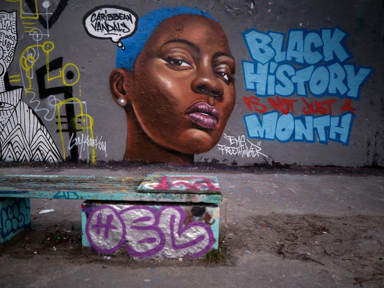 Auf einem Graffito im Berliner Mauerpark ist der Kopf einer schwarzen Frau und der Schriftzug "Black history is not just a month" zu sehen.