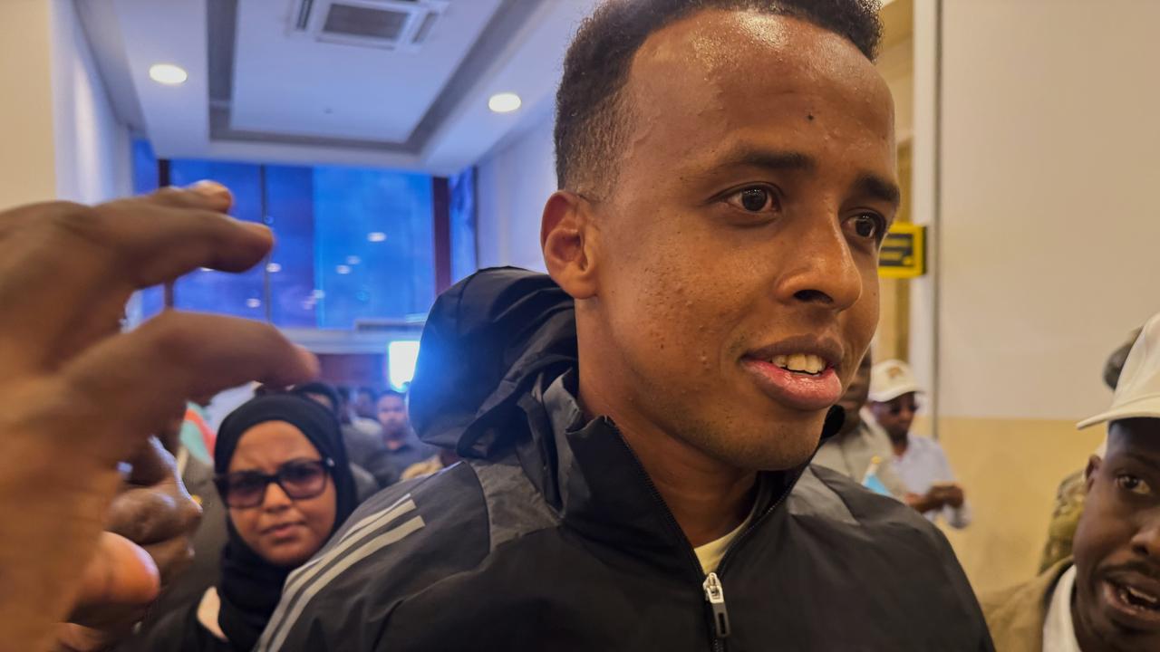 Omar Artan wird bei seiner Ankunft in Mogadischu von vielen Menschen begrüßt.