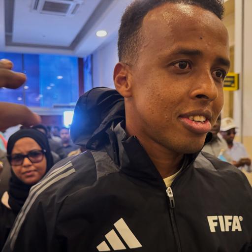 Schiedsrichter Omar Artan wird bei seiner Rückkehr nach  Mogadischu von vielen Menschen begrüßt.
