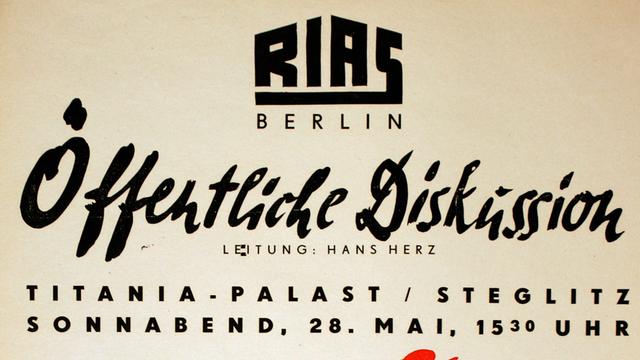 RIAS-Plakat von 1949: "Fragen Sie 3 Parteien!", ein Aufruf zu einer öffentlichen Diskussion mit Politikern der SPD, CDU und FDP am 29. Mai 1949