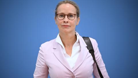 Frauke Brosius-Gersdorf, Juristin, trägt eine helle Jacke und um die Schulter eine Tasche. 