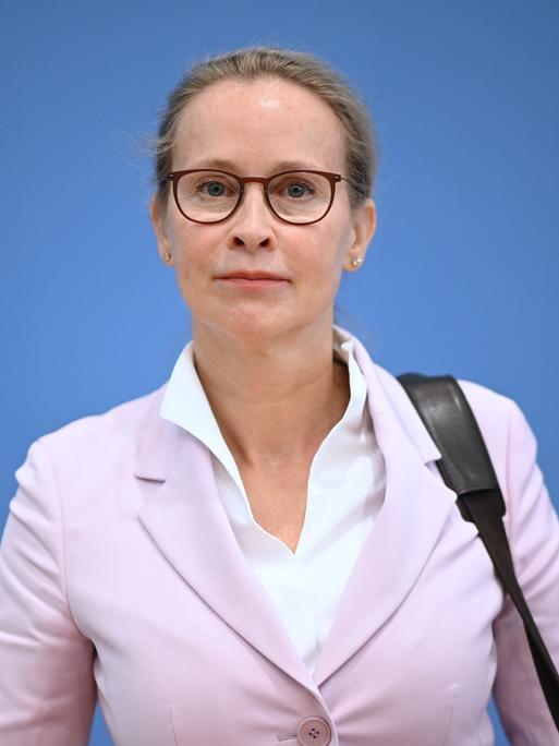 Frauke Brosius-Gersdorf, Juristin, trägt eine helle Jacke und um die Schulter eine Tasche. 