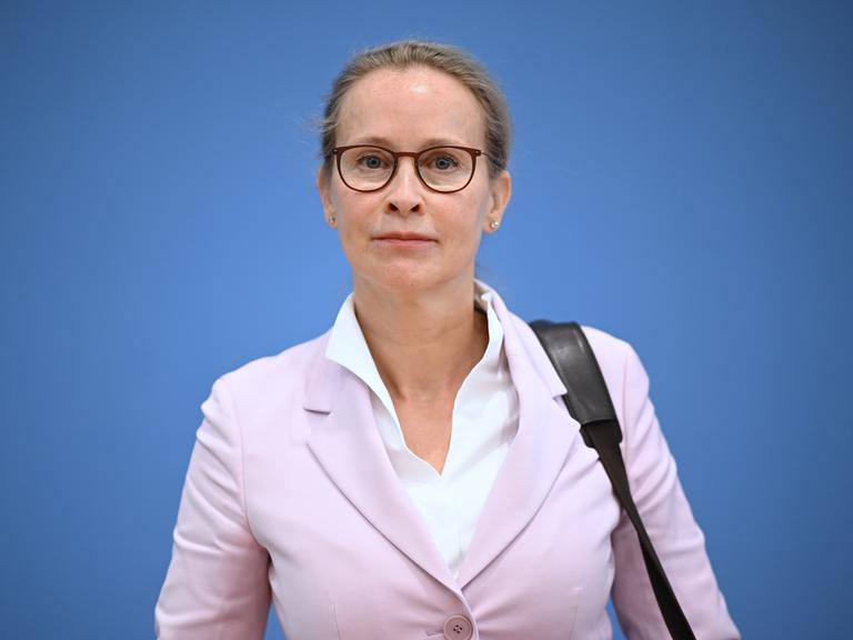 Frauke Brosius-Gersdorf, Juristin, trägt eine helle Jacke und um die Schulter eine Tasche. 