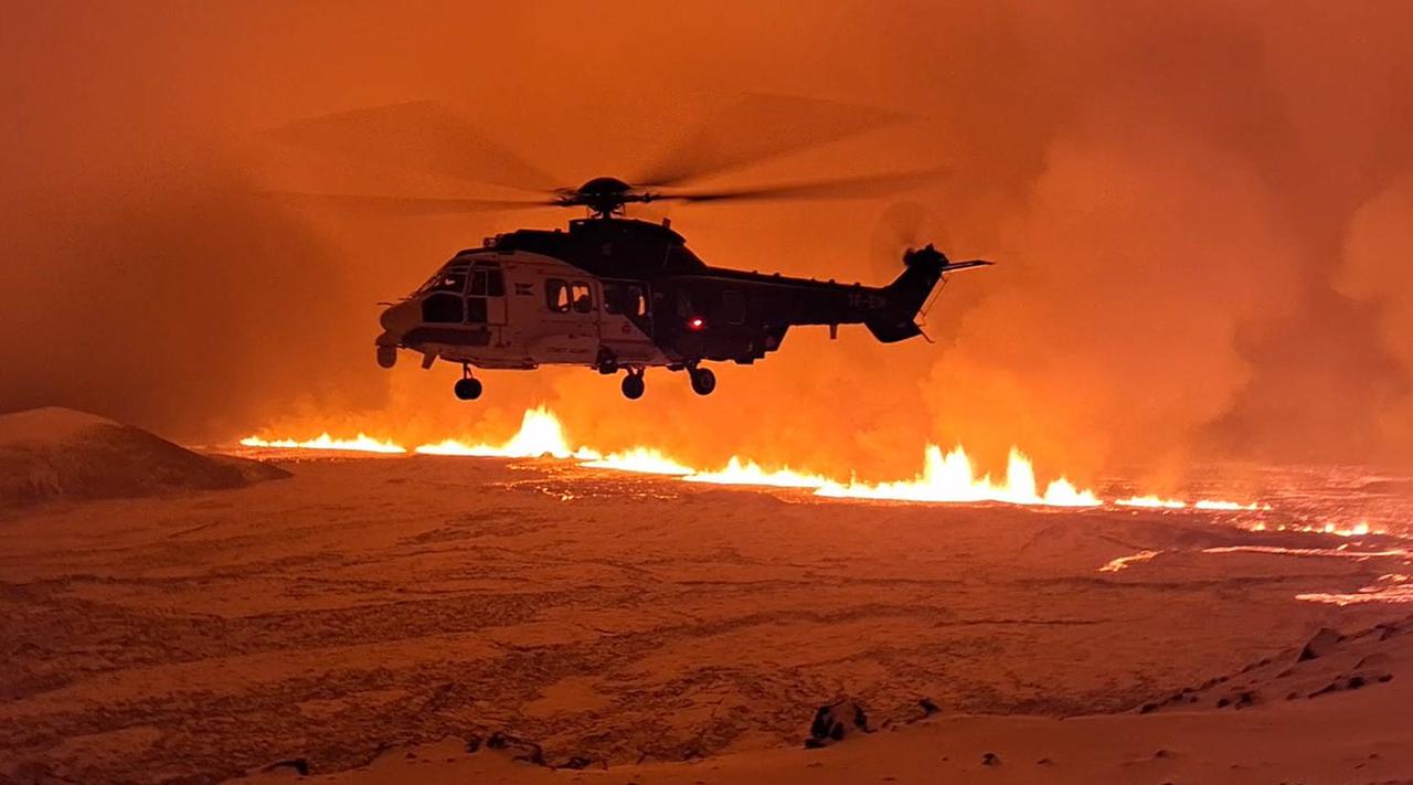 Hubschrauber fliegt am 18. Dezember 2023 über dem Vulkanausbruchgebiet in Island