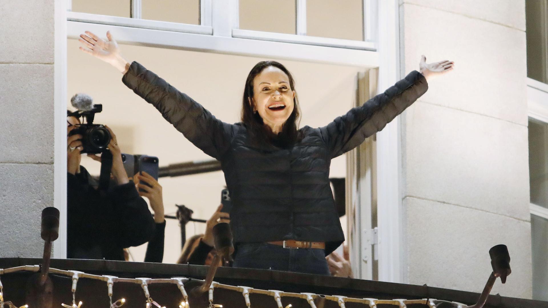 Die venezolanische Oppositionsführerin Maria Corina Machado, Trägerin des Friedensnobelpreises 2025, begrüßt eine Menschenmenge vom Balkon des Grand Hotel Oslo aus. Die venezolanische Oppositionsführerin Maria Corina Machado, Trägerin des Friedensnobelpreises 2025, begrüßt eine Menschenmenge vom Balkon des Grand Hotel Oslo aus.