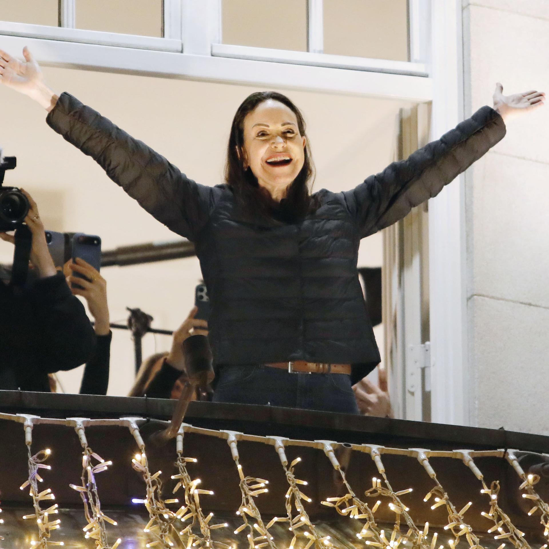 Die venezolanische Oppositionsführerin Maria Corina Machado, Trägerin des Friedensnobelpreises 2025, begrüßt eine Menschenmenge vom Balkon des Grand Hotel Oslo aus.