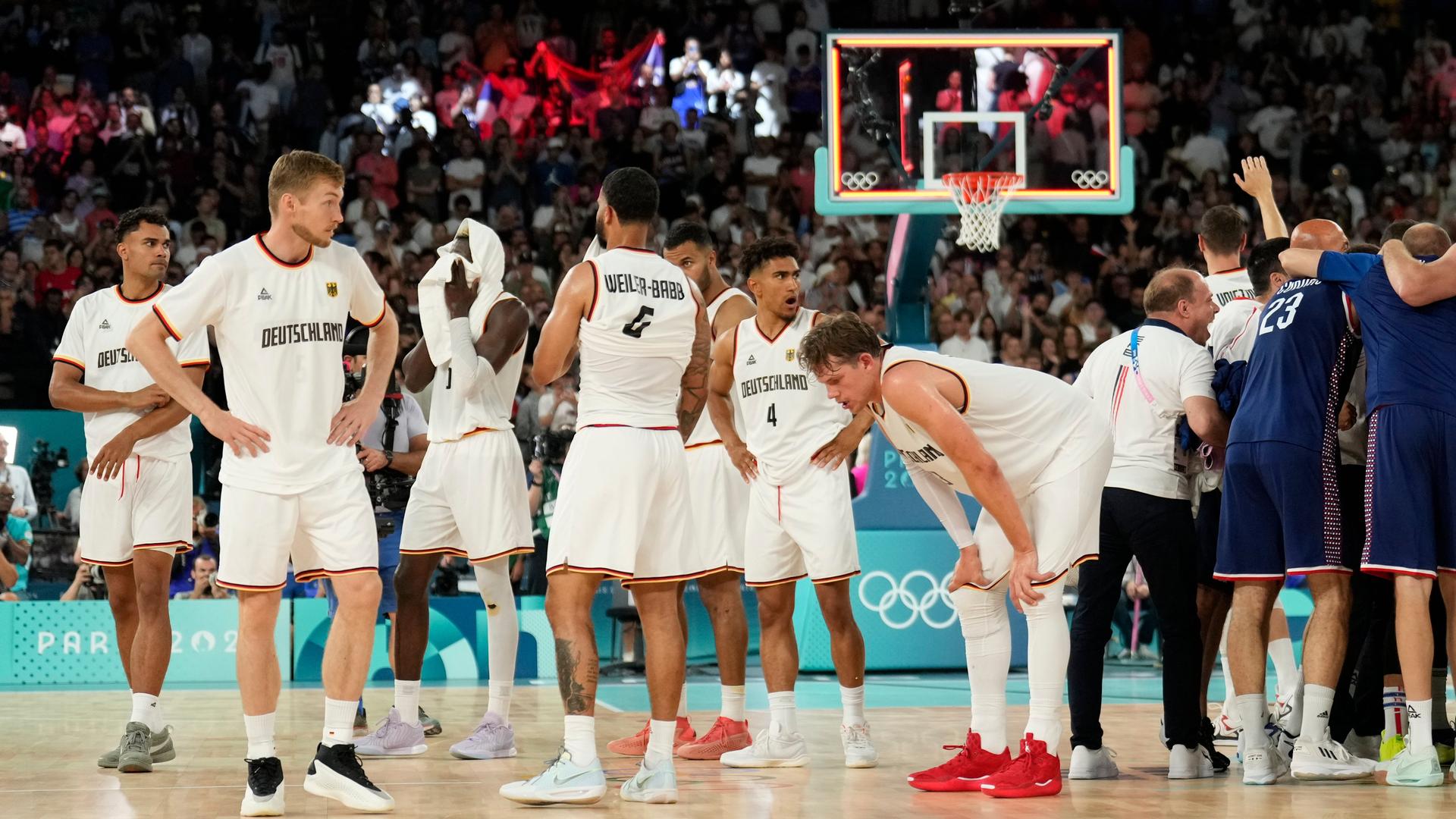 Die deutsche Basketball-Nationalmannschaft auf dem Spielfeld in Paris.