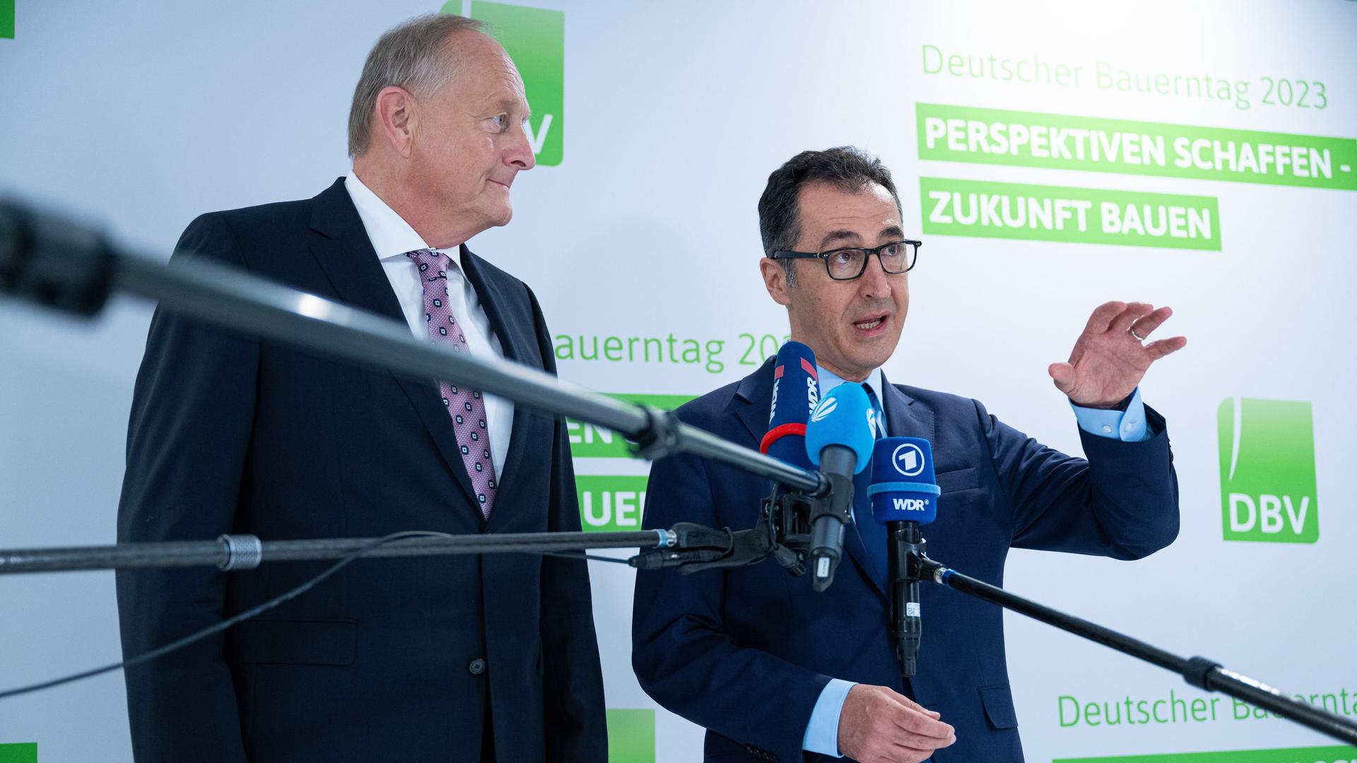 Nordrhein-Westfalen, Münster: Joachim Rukwied, Präsident des Deutschen Bauernverbands (l) und Cem Özdemir (Bündnis90/Grüne), Bundesminister für Ernährung und Landwirtschaft, stehen auf dem Deutschen Bauerntag 2023. Nordrhein-Westfalen, Münster: Joachim Rukwied, Präsident des Deutschen Bauernverbands (l) und Cem Özdemir (Bündnis90/Grüne), Bundesminister für Ernährung und Landwirtschaft, stehen auf dem Deutschen Bauerntag 2023.