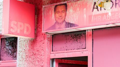 Unbekannte haben ein SPD-Bürgerbüro in Berlin-Karlshorst mit rosa Farbe beschmiert.