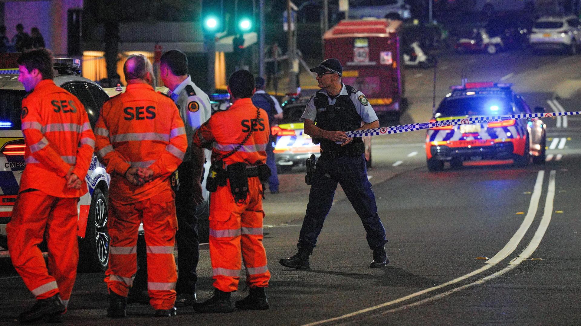 Polizisten und Helfer sichern den Platz rund um das Attentat in SYdney ab. Polizisten und Helfer sichern den Platz rund um das Attentat in SYdney ab.