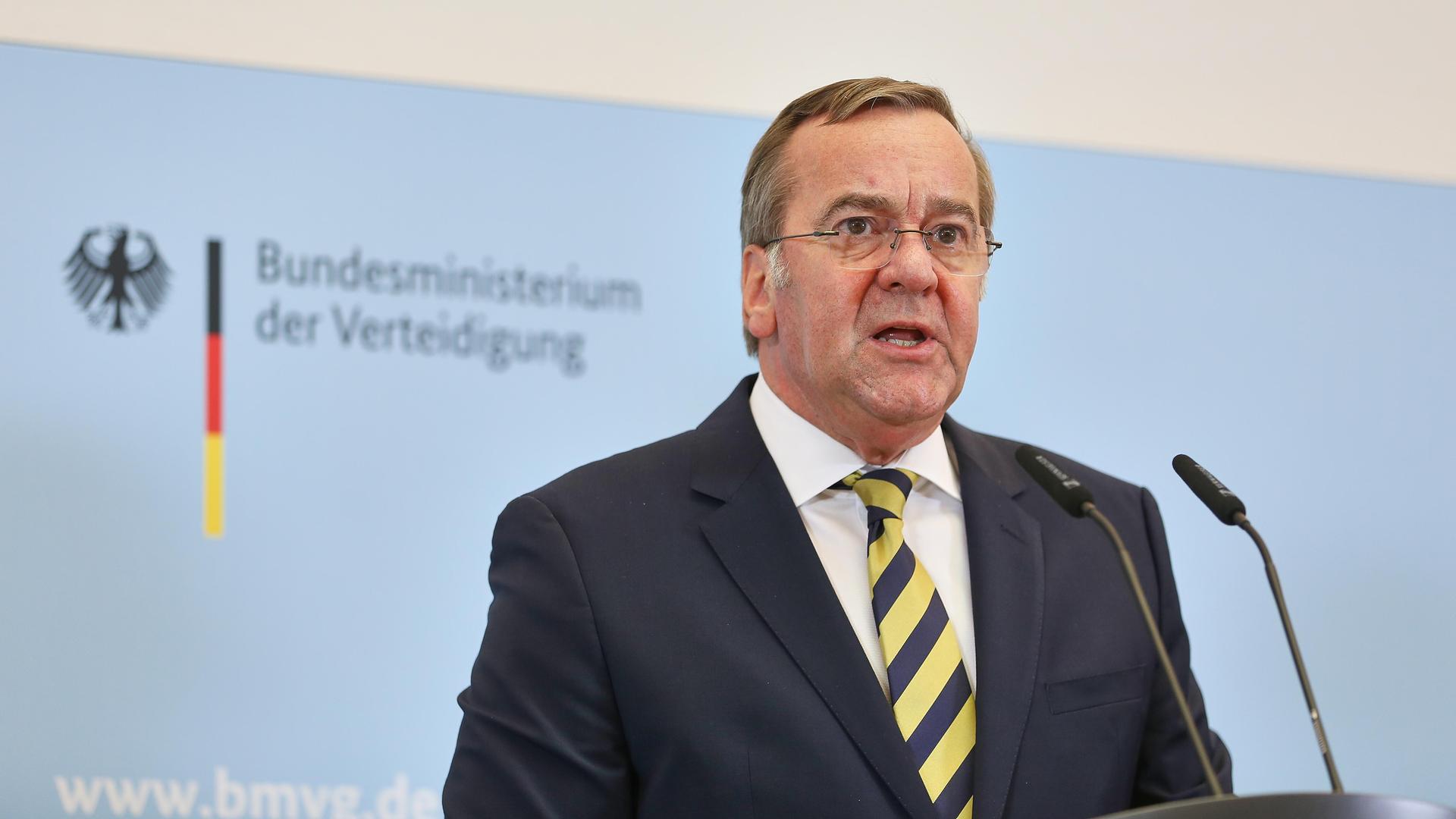 Bundesminister der Verteidigung Boris Pistorius spricht und gestikuliert in seinem Ministerium. 