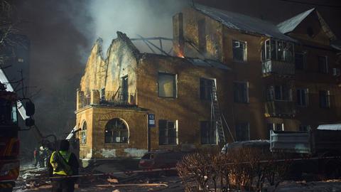 Rettungskräfte löschen ein Feuer in einem Wohnhaus in Kiew, das durch einen russischen Angriff beschädigt wurde. (Archivbild)
