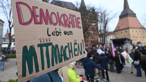 Ein Plakat, auf dem steht: "Demokratie lebt vom Mitmachen!"