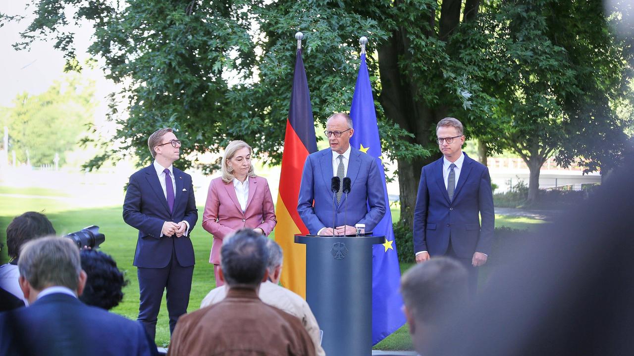 Berlin, Deutschland, 24.07.2026: Bundeskanzleramt: Vorstellung Kabinettsumbildung: L-R: Philipp Amthor, Nina Warken, Bundeskanzler Friedrich Merz und Carsten Linnemann, alle CDU Berlin, Deutschland, 24.07.2026: Bundeskanzleramt: Vorstellung Kabinettsumbildung: L-R: Philipp Amthor, Nina Warken, Bundeskanzler Friedrich Merz und Carsten Linnemann, alle CDU