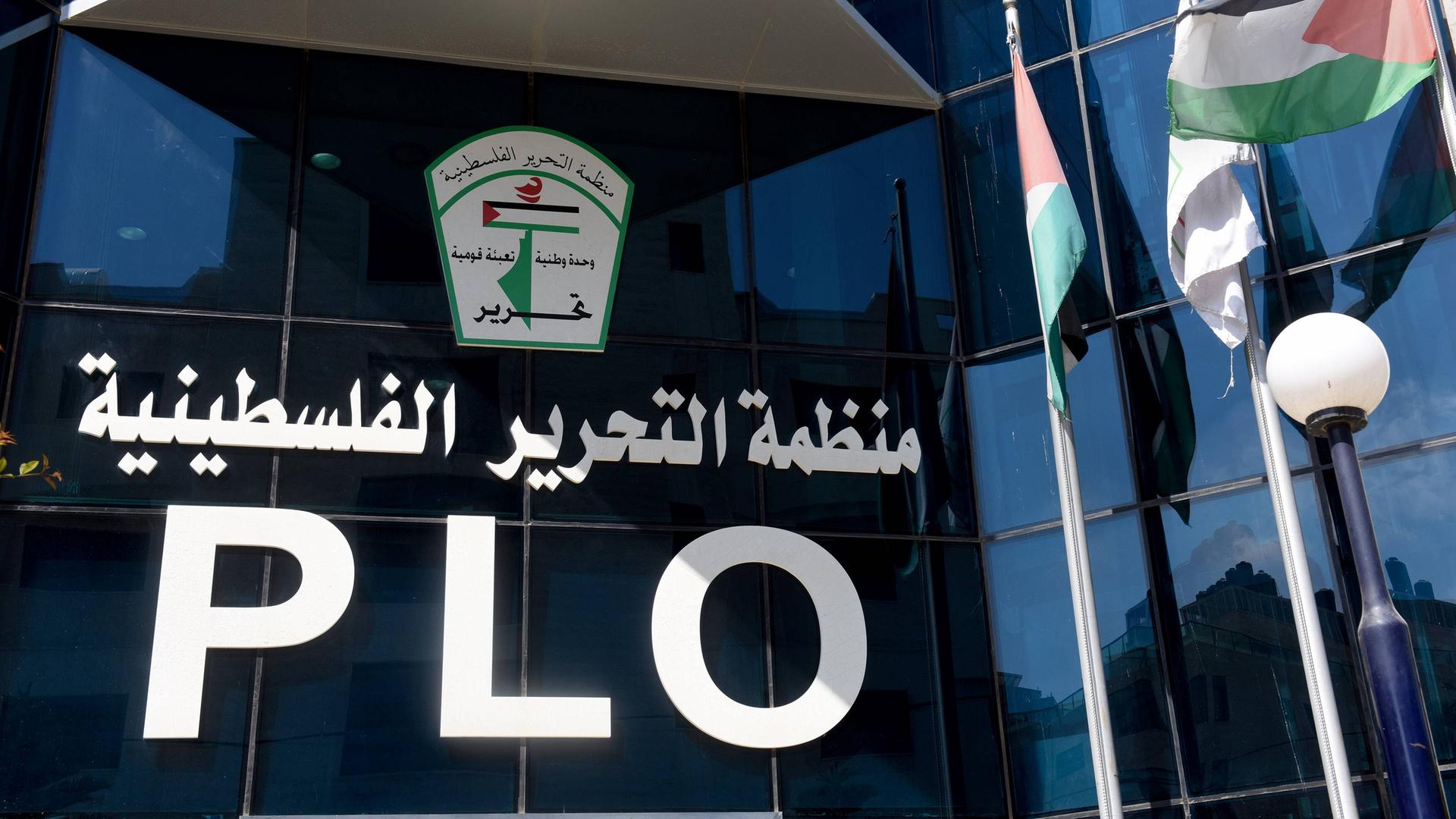 Logo der PLO, der Palästinensischen Befreiungsorganisation, vor ihrem Hauptquartier in Ramallah, Westjordanland.