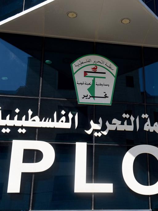 Logo der PLO, der Palästinensischen Befreiungsorganisation, vor ihrem Hauptquartier in Ramallah, Westjordanland.