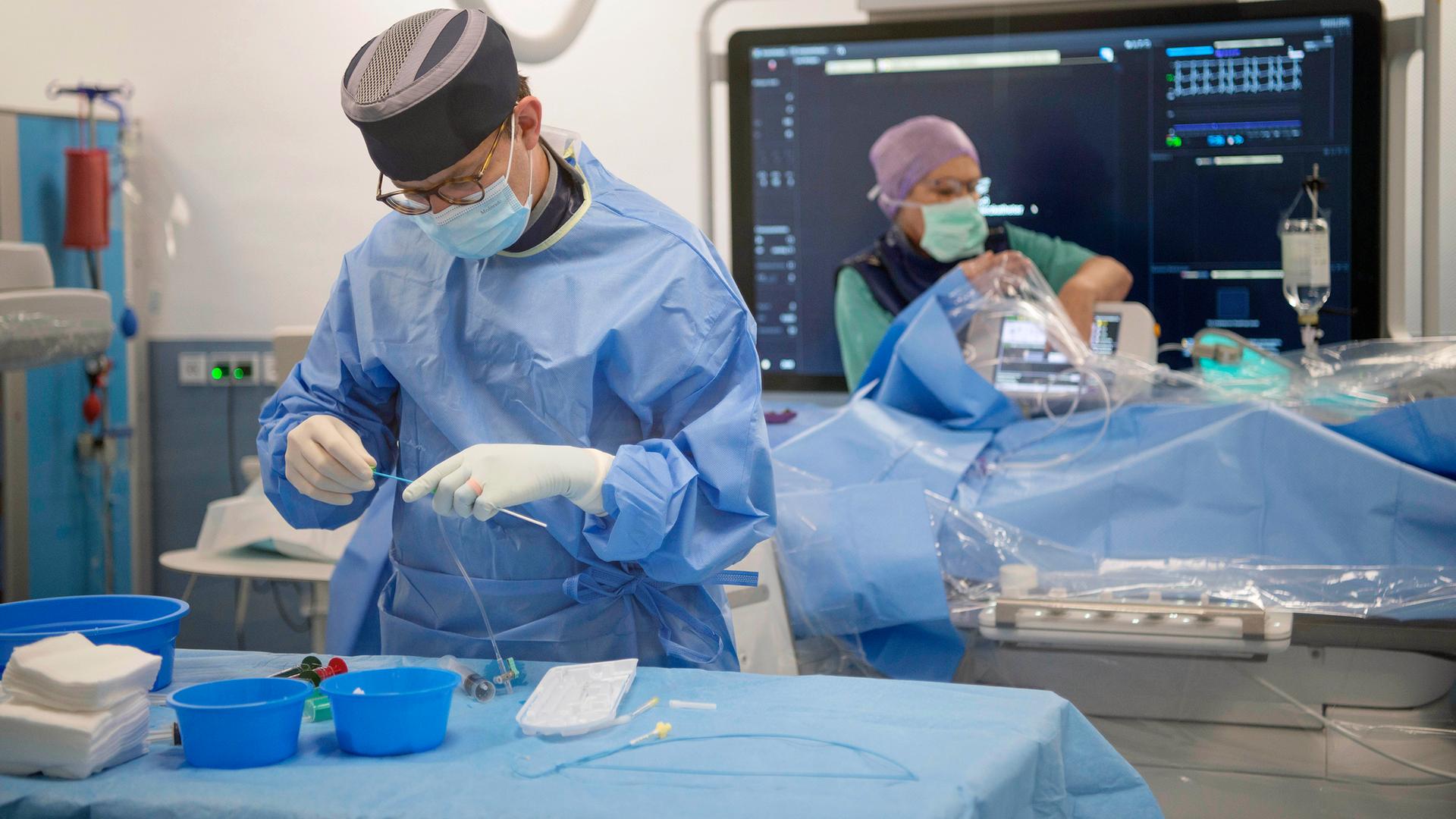 Ein Ärzteteam bei der Arbeit in der Notaufnahme im Marienhospital in Gelsenkirchen, 2024.