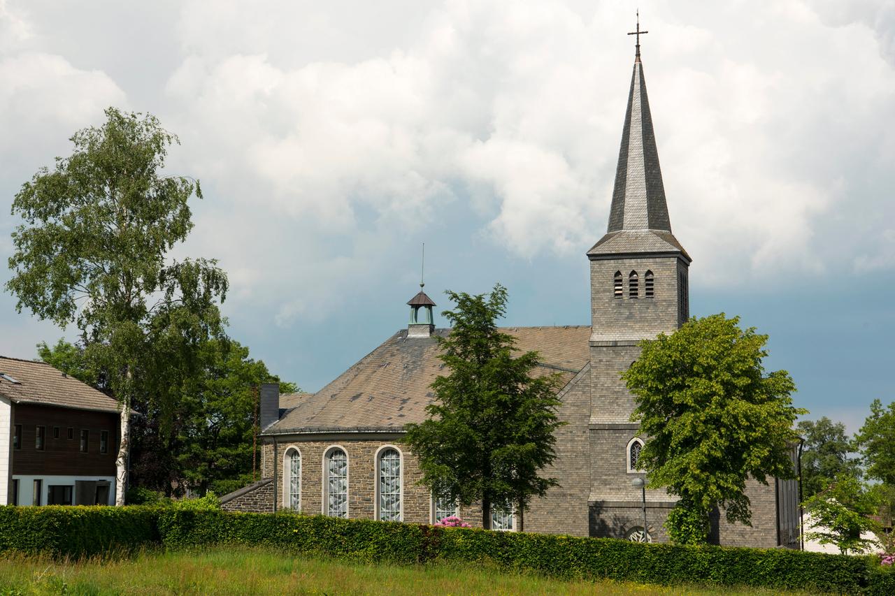 Deutschland, NRW, Staedteregion Aachen, Eifel, Kirche von Monschau-Muetzenich, Muetzenich ist eine Exklave und komplett von Belgien umschlossen. Deutschland, NRW, Staedteregion Aachen, Eifel, Kirche von Monschau-Muetzenich, Muetzenich ist eine Exklave und komplett von Belgien umschlossen.