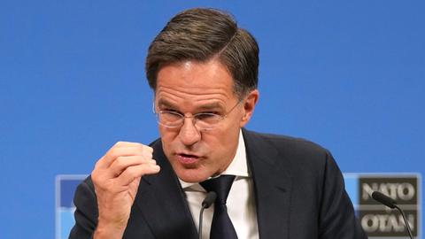 NATO-Generalsekretär Mark Rutte spricht während einer Pressekonferenz vor einem Treffen der NATO-Außenminister in Brüssel.