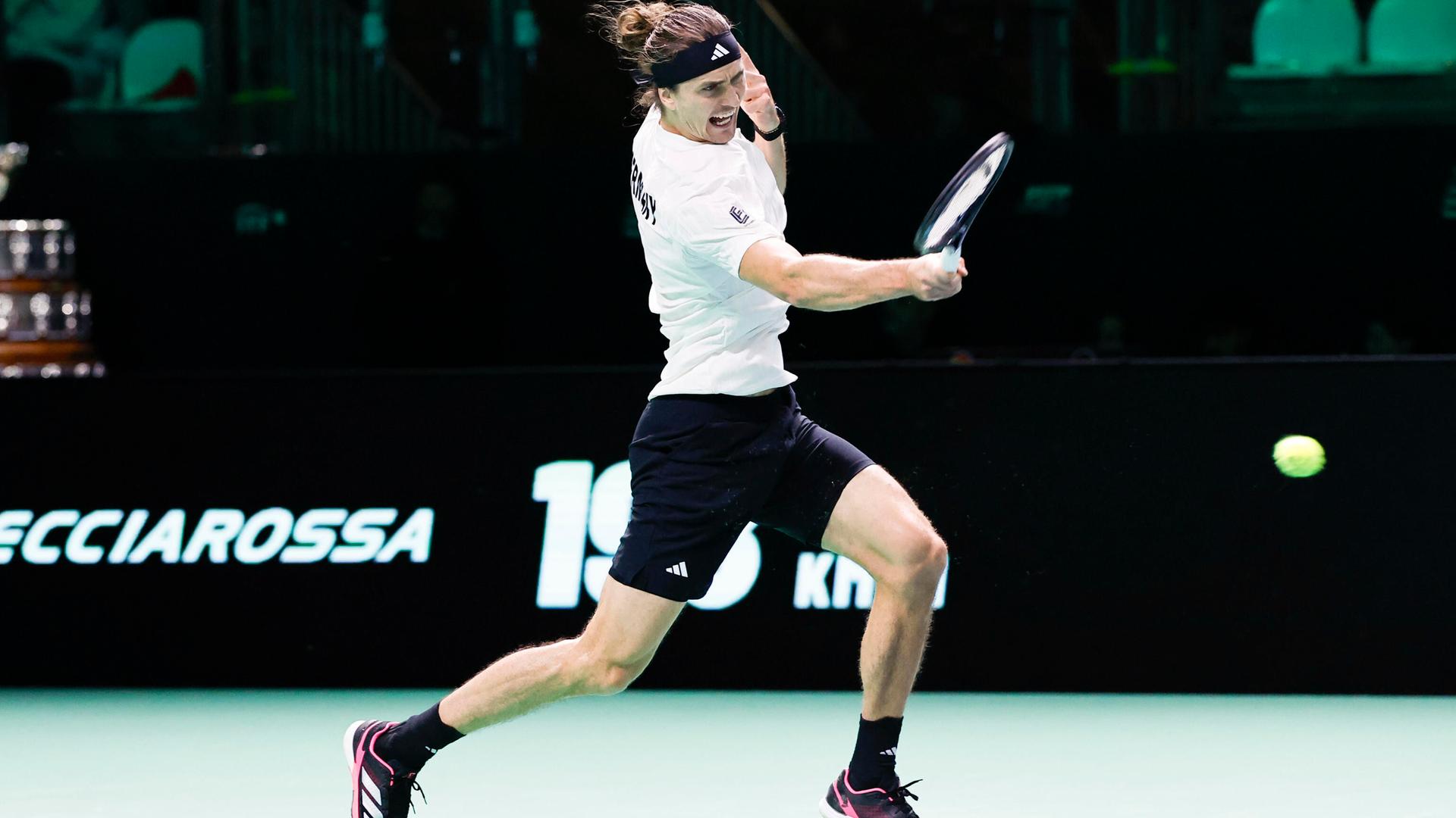 Alexander Zverev beim Davis-Cup-Halbfinale; er schlägt am Netz den Ball.