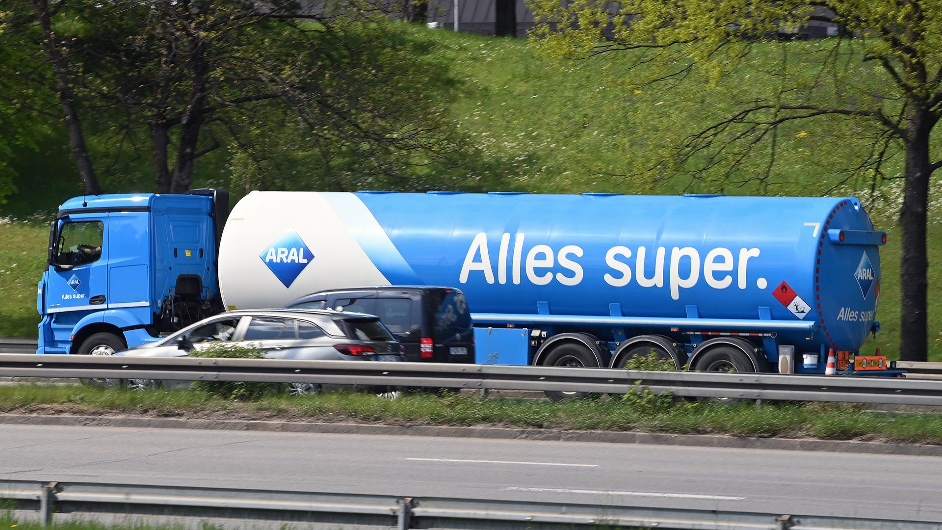 Ein Aral-Tanklaster während der Fahrt. Ein Aral-Tanklaster während der Fahrt.