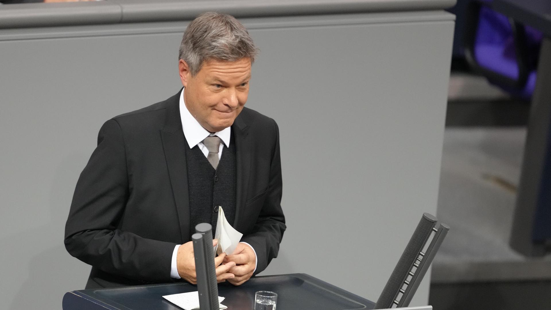 Robert Habeck (Bündnis 90/Die Grünen), Bundesminister für Wirtschaft und Klimaschutz, spricht bei der Sitzung zur Vertrauensfrage im Bundestag. Robert Habeck (Bündnis 90/Die Grünen), Bundesminister für Wirtschaft und Klimaschutz, spricht bei der Sitzung zur Vertrauensfrage im Bundestag.