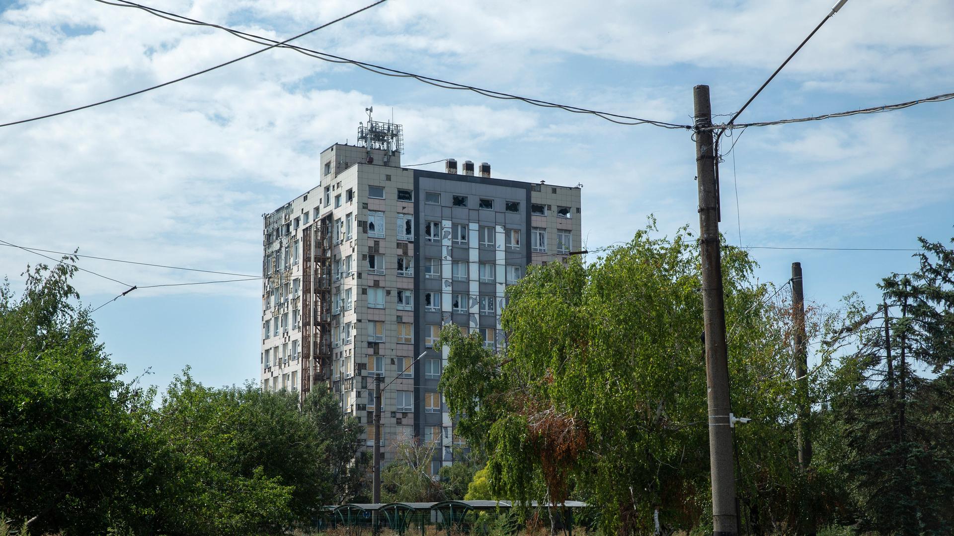 Ukraine, Awdijiwka: Ein Wohnhaus ist durch russischen Beschuss beschädigt.