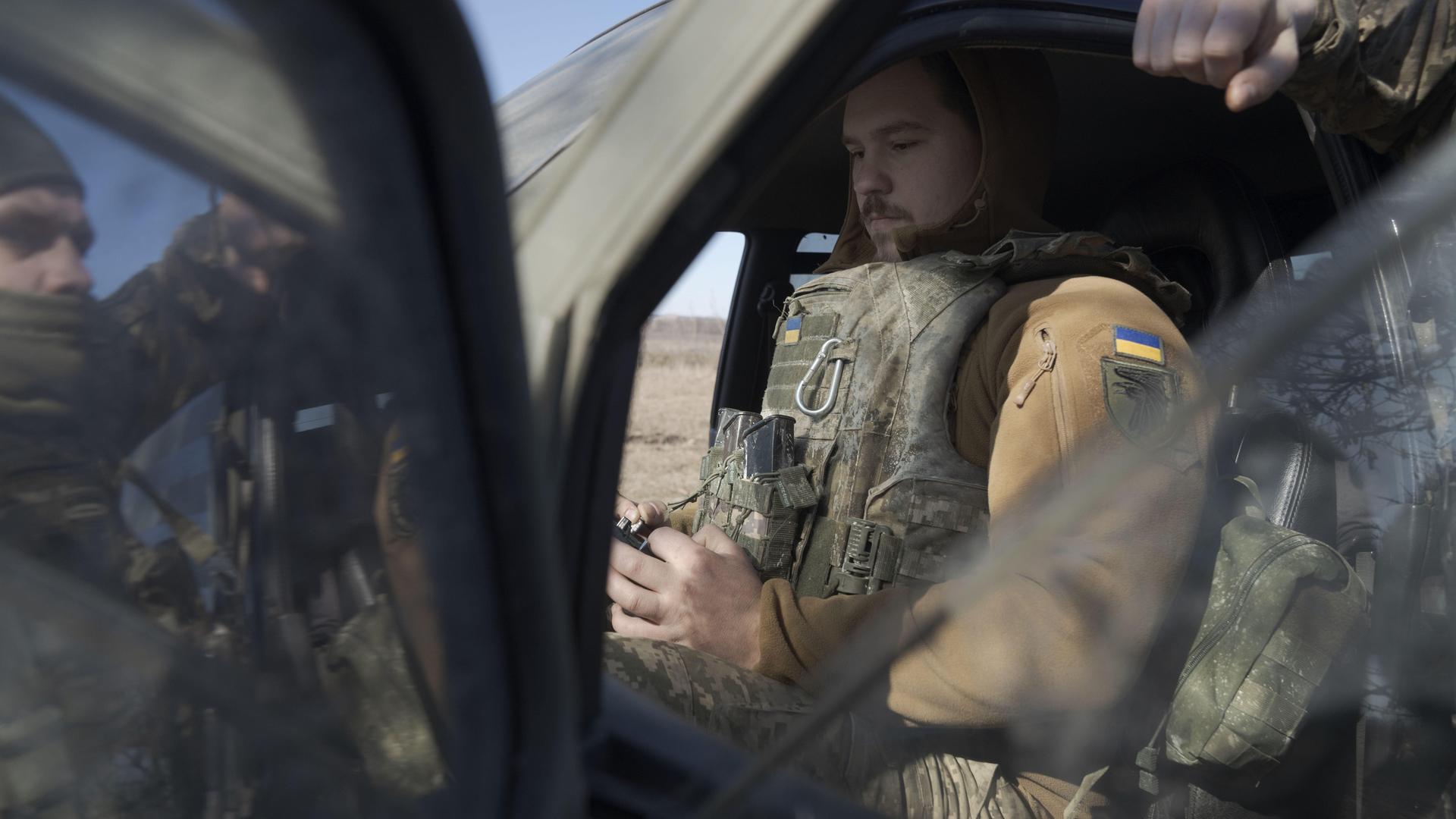 Ukrainische Soldaten testen Drohnen