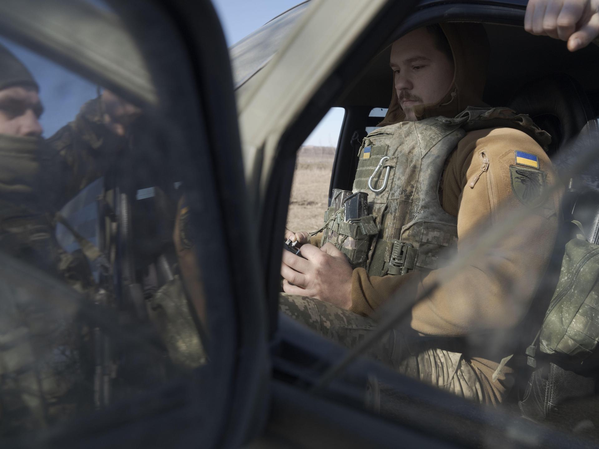 Ukrainische Soldaten testen Drohnen