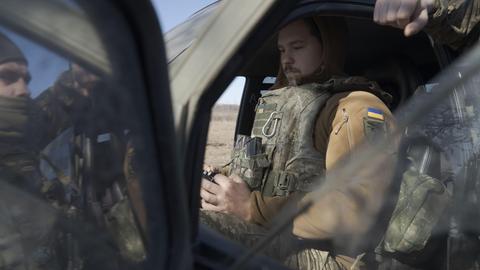 Ukrainische Soldaten testen Drohnen