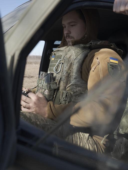Ukrainische Soldaten testen Drohnen