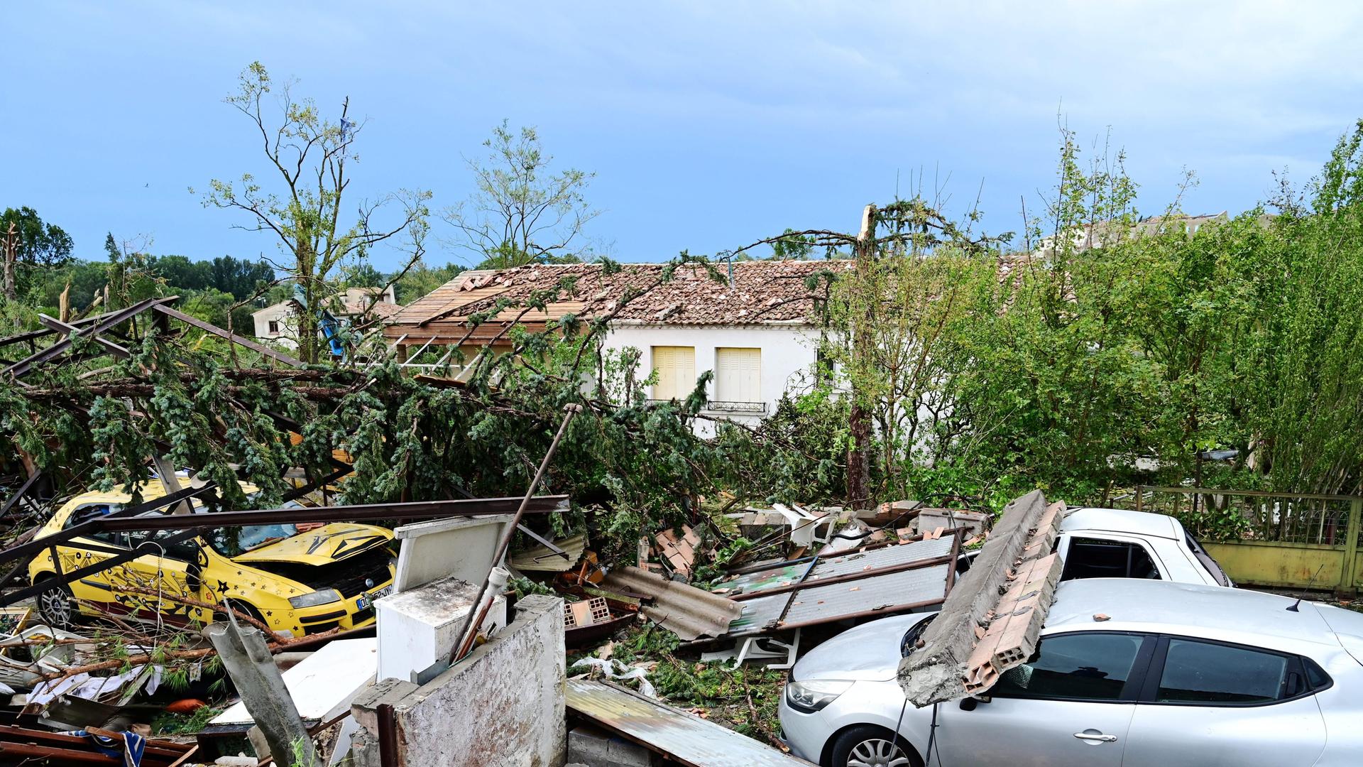 Ein Tornado hat im Süden Frankreichs mehrere Häuser beschädigt und etliche Haushalte vom Strom abgeschnitten. Ein Tornado hat im Süden Frankreichs mehrere Häuser beschädigt und etliche Haushalte vom Strom abgeschnitten.