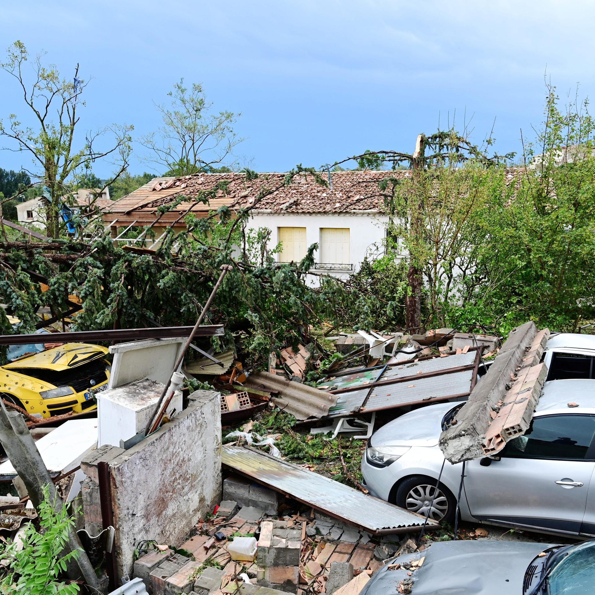 Ein Tornado hat im Süden Frankreichs mehrere Häuser beschädigt und etliche Haushalte vom Strom abgeschnitten.