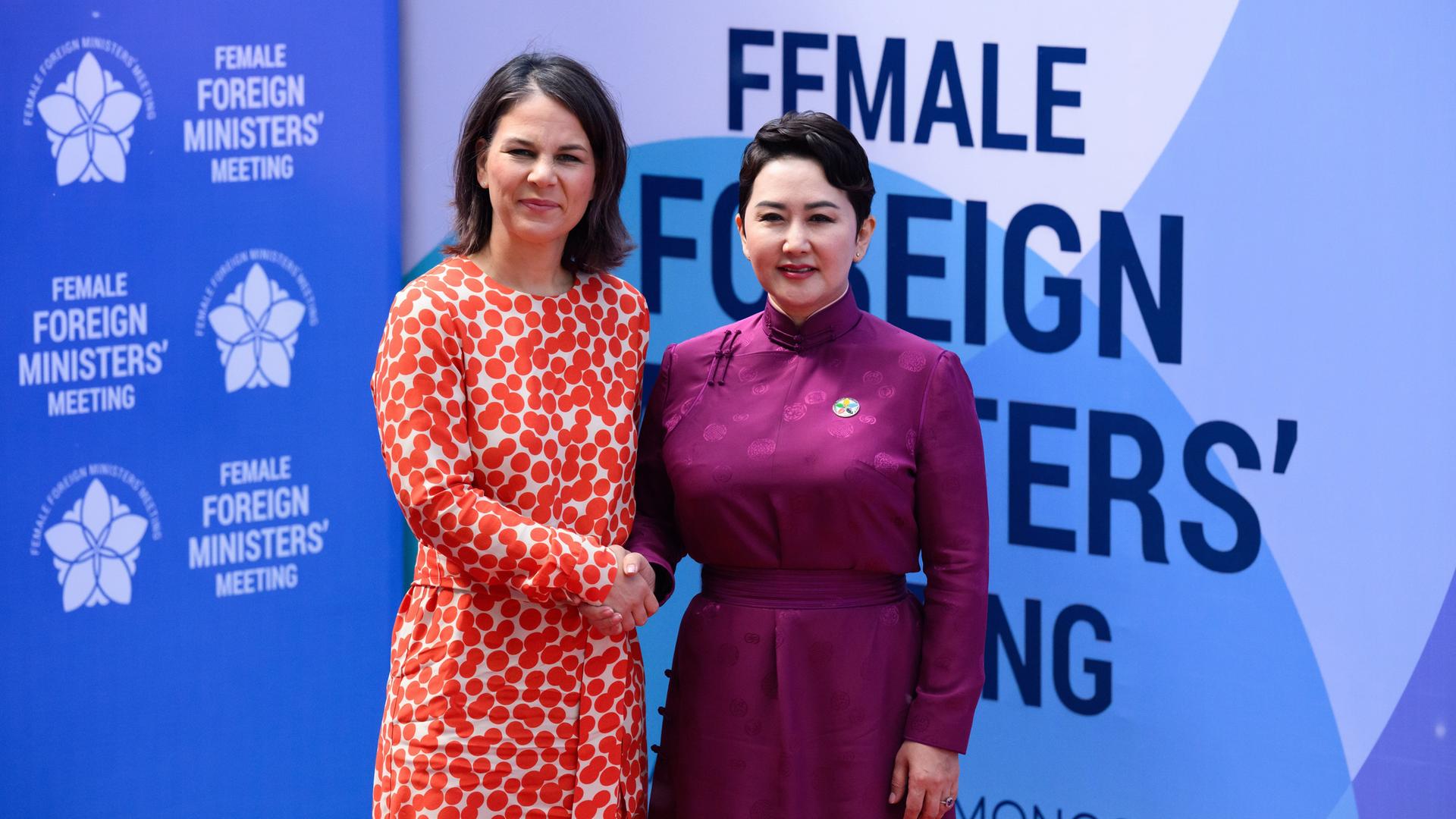 Mongolei, Ulan Bator: Bundesaußenministerin Annalena Baerbock wird vor dem "Female Foreign Ministers Meeting" im Regierungshaus der Mongolei von Batmunkh Battsetseg, Außenministerin der Mongolei, begrüßt. Mongolei, Ulan Bator: Bundesaußenministerin Annalena Baerbock wird vor dem "Female Foreign Ministers Meeting" im Regierungshaus der Mongolei von Batmunkh Battsetseg, Außenministerin der Mongolei, begrüßt.