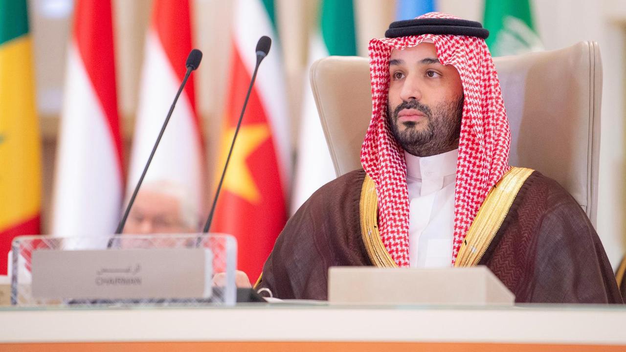 Der saudische Kronprinz Mohammed bin Salman spricht auf dem gemeinsamen Sondergipfel der Organisation für Islamische Zusammenarbeit und der Arabischen Liga in Riad. 