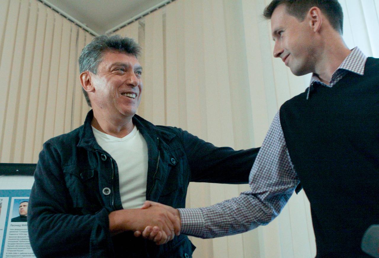 Boris Nemzow (li.) und Oppositionsaktivist Leonid Martynyuk schütteln sich die Hände. (Archivbild von 2012).