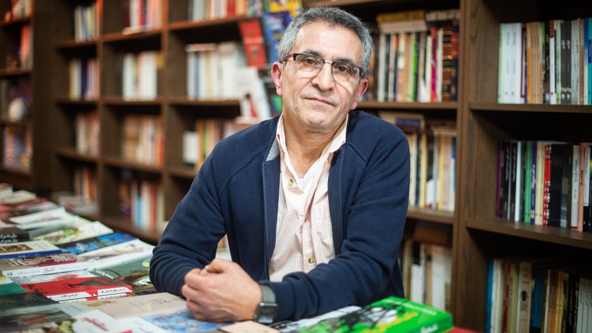 Der iranische Exilautor Abbas Maroufi in seiner persischen Buchhandlung in Berlin-Charlottenburg im Jahr 2019.