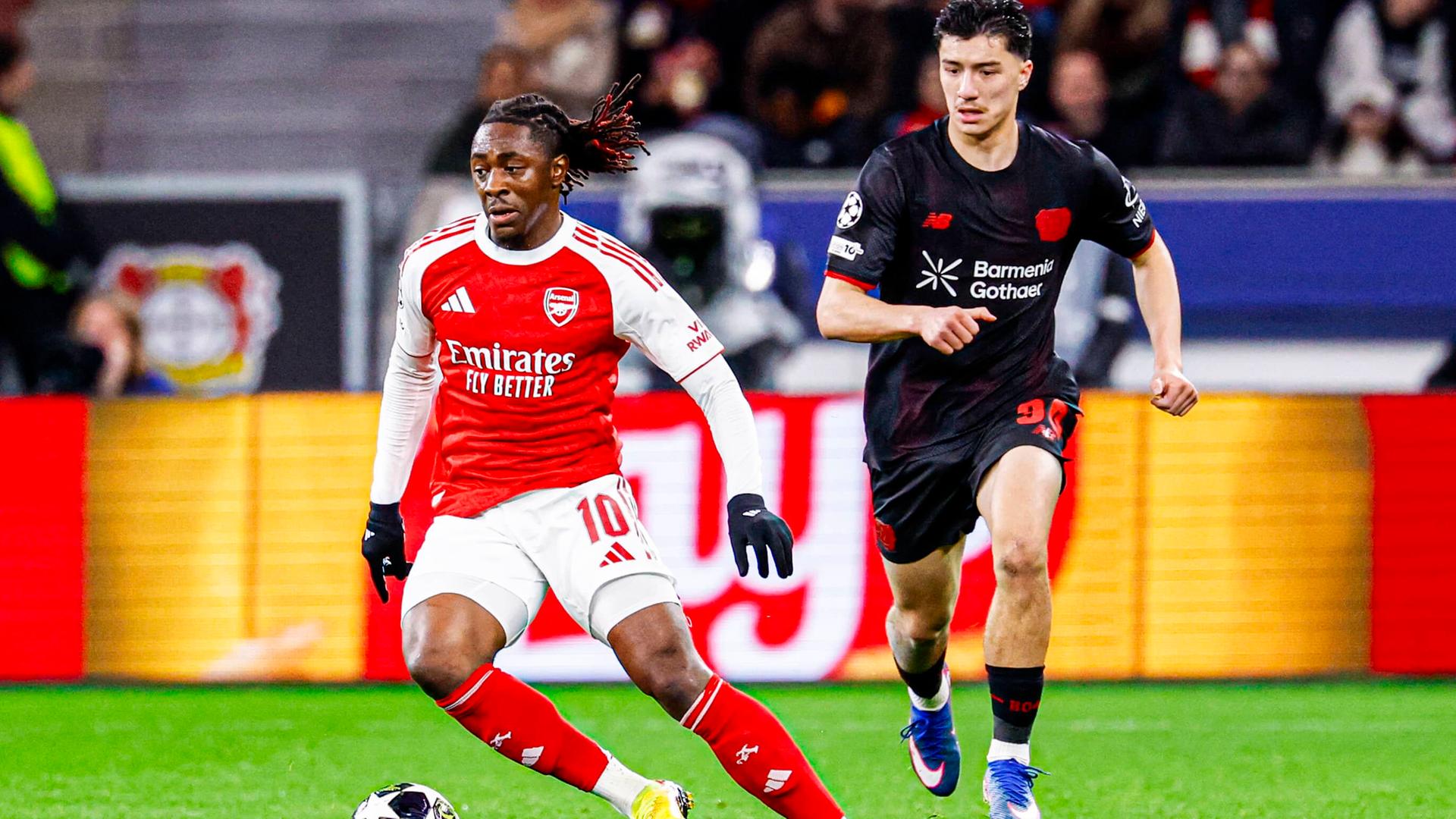 Eberechi Eze von Arsenal FC läuft mit dem Ball vor einem Bayer-Spieler-