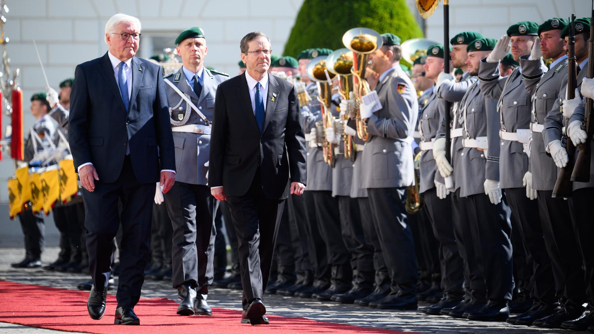 Bundespräsident Frank-Walter Steinmeier (l) begrüßt Izchak Herzog, Präsident von Israel, mit militärischen Ehren vor dem Schloss Bellevue. Bundespräsident Frank-Walter Steinmeier (l) begrüßt Izchak Herzog, Präsident von Israel, mit militärischen Ehren vor dem Schloss Bellevue.