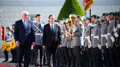 Bundespräsident Frank-Walter Steinmeier (l) begrüßt Izchak Herzog, Präsident von Israel, mit militärischen Ehren vor dem Schloss Bellevue. 