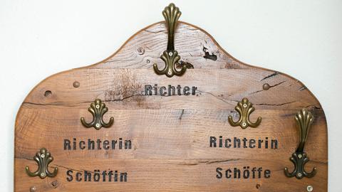 Blick auf eine Garderobe für Richter und Schöffen am Landgericht Osnabrück.  
