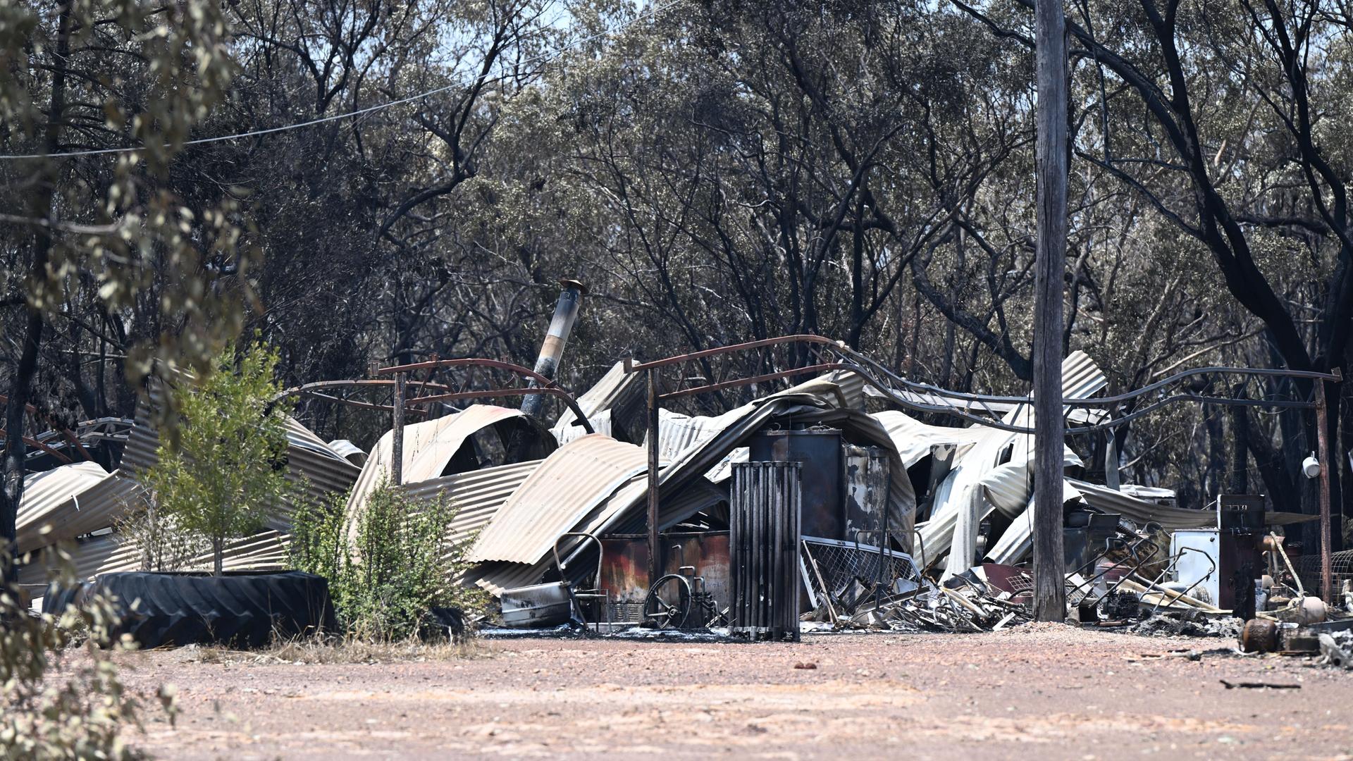 Ein Haus ist nach der Zerstörung durch ein Buschfeuer in der Nähe der Stadt Tara in Queensland zu sehen.