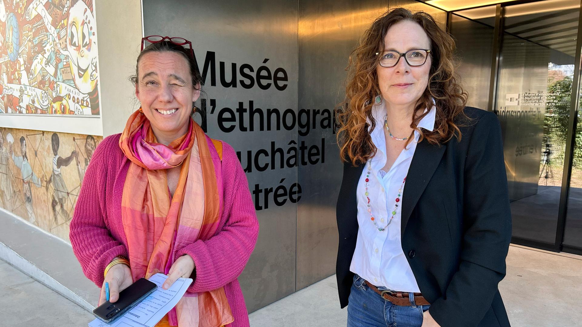 Marianne de Reynier Nevsky, Leiterin der Kulturvermittlung in Neuchâtel, links, und Stadträtin Julie Courcier Delafontaine stehen vor dem Eingang des Museums. Marianne de Reynier Nevsky, Leiterin der Kulturvermittlung in Neuchâtel, links, und Stadträtin Julie Courcier Delafontaine stehen vor dem Eingang des Museums.