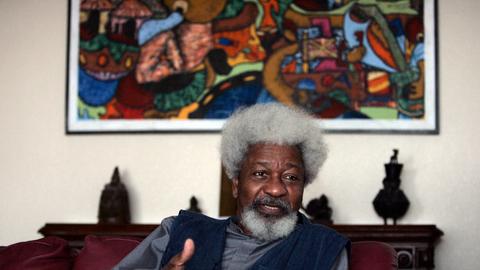 Literaturnobelpreisträger Wole Soyinka während eines Interviews in seinem Haus in Upland. 