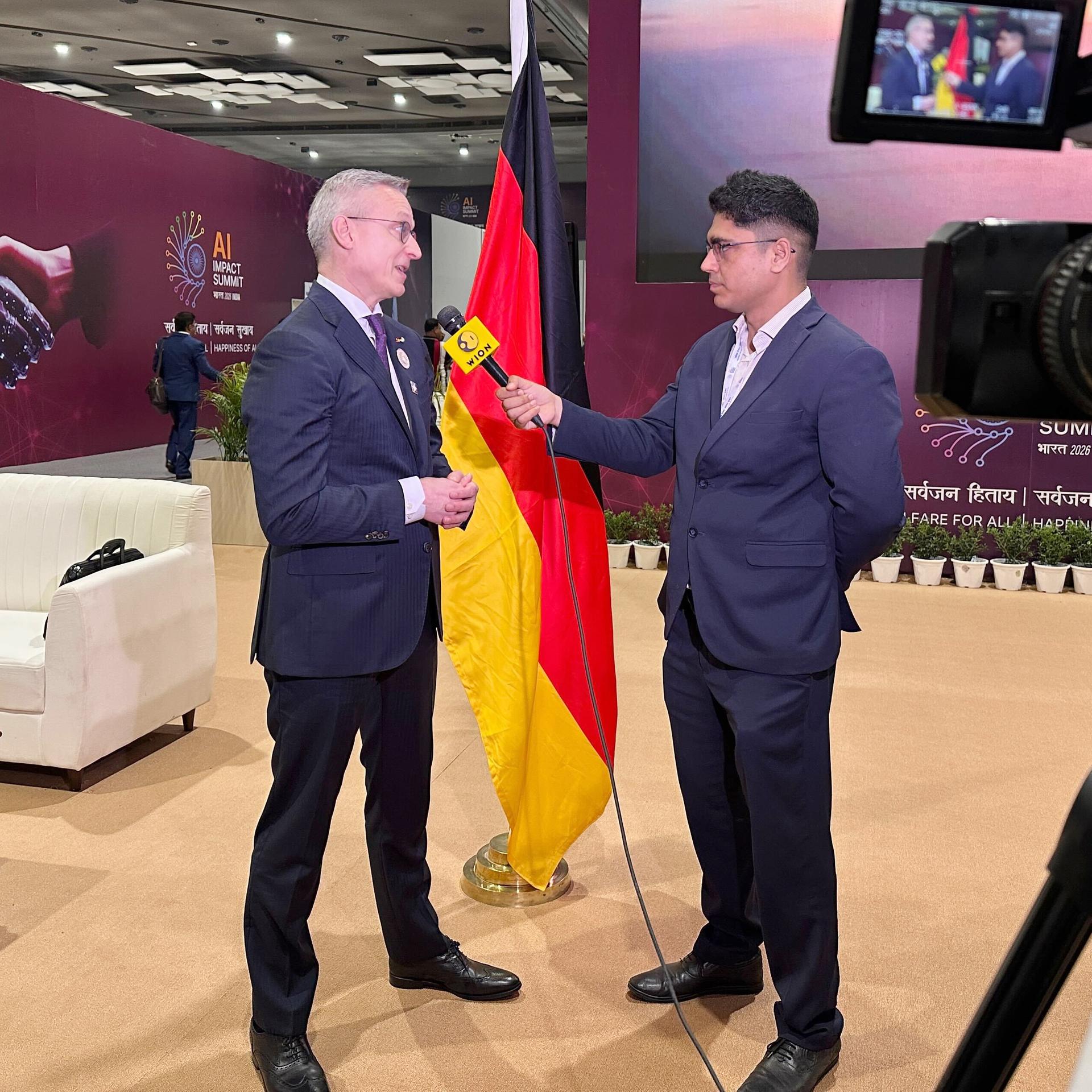 Neu-Delhi: Bundesdigitalminister Karsten Wildberger (l,CDU) gibt zum Abschluss des KI-Gipfels in Neu-Delhi Interviews im indischen Fernsehen.