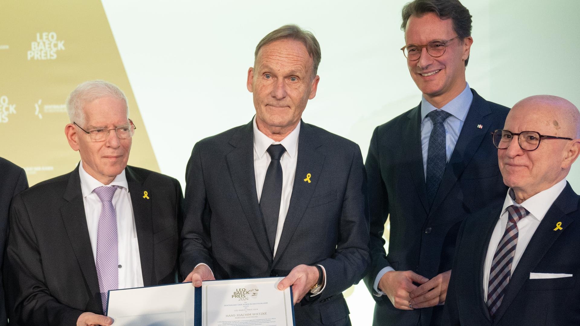 Josef Schuster (l-r), Vorsitzender des Zentralrates der Juden, Hans-Joachim Watzke, Geschäftsführer von Borussia Dortmund, Hendrik Wüst, NRW-Ministerpräsident und Mark Dainow, Vizepräsident des Zentralrates der Juden stehen nebeneinander. 