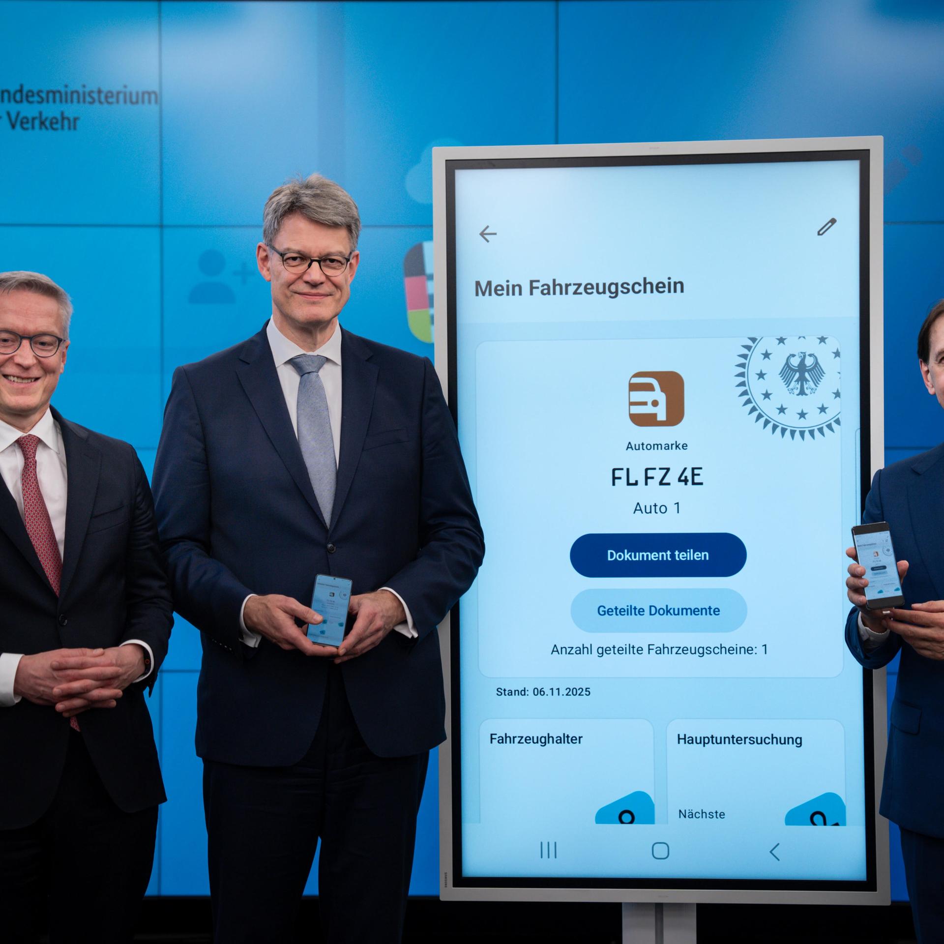 Digitalminister Wildberger, Verkehrsminister Schnieder und der Präsident des Kraftfahrt-Bundesamts Damm bei der Vorstellung der neuen App für den Fahrzeugschein. 